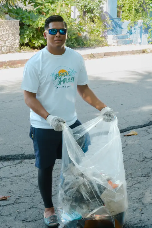 staff-de-limpieza-de-playas-con-bolsa-de-basura-en-las-manos